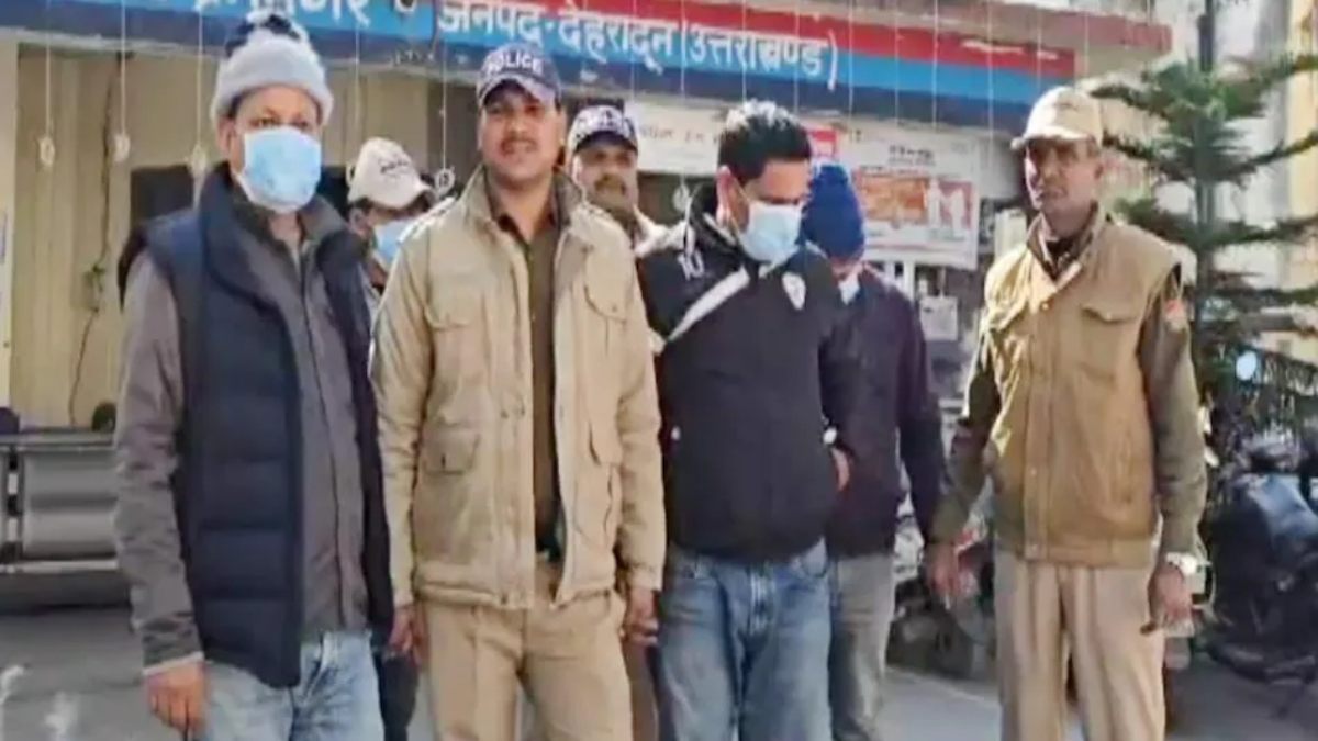 डॉलर बदलवाने के नाम पर लूट: तीन पुलिसकर्मी समेत 7 गिरफ्तार, प्रॉपर्टी डीलर से लूटे थे लाखों रुपये