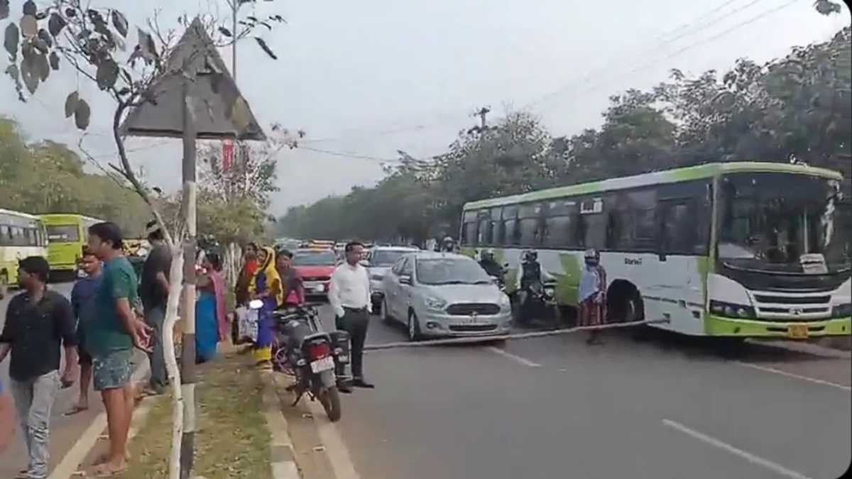 Odisha News: मो बस की टक्कर से नाबालिक की मौत, लोगों ने सड़क पर किया प्रदर्शन…