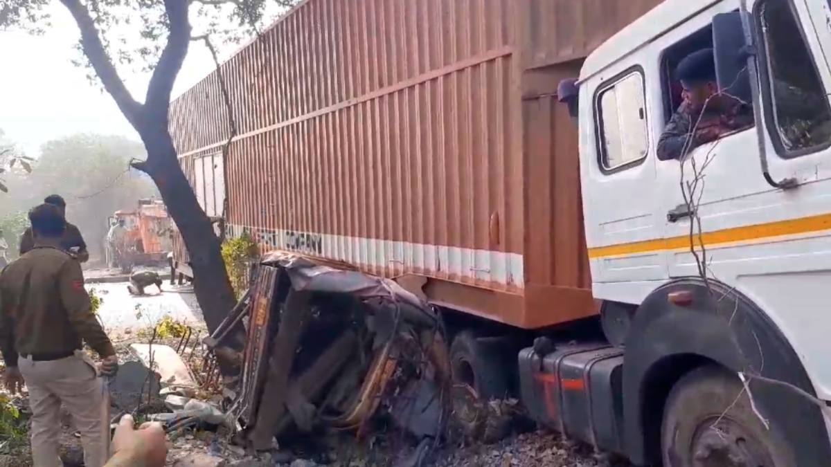 रफ्तार का कहर: डिवाइडर तोड़ते हुए कंटेनर ने ऑटो को मारी टक्कर, हादसे में 1 की मौत, 12 घायल