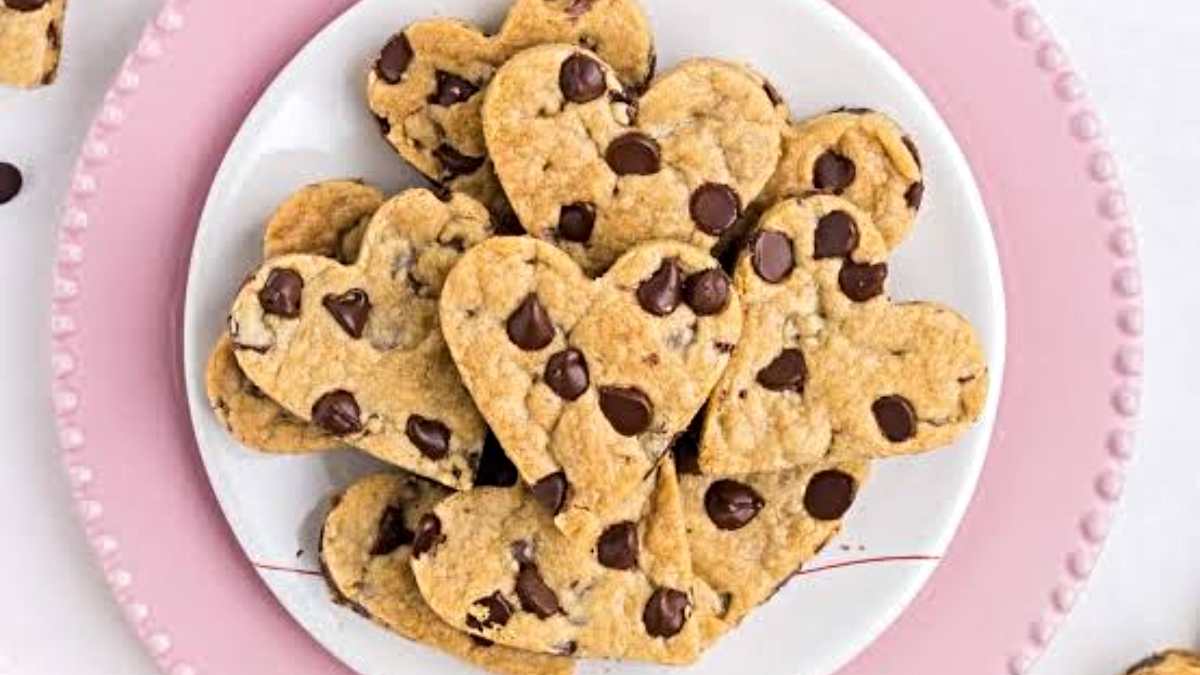 Heart Shape Cookies Recipe: वेलेंटाइन वीक में अपने पार्टनर को खिलाएं ये कुकीज़ और करें प्यार का इज़हार… 