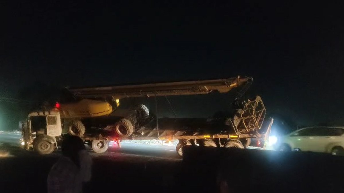 क्रेन ले जा रहा ट्राला तिराहे पर पलटाः कोई हताहत नहीं, घंटों यातायात बाधित, घटना का Live वीडियो आया सामने