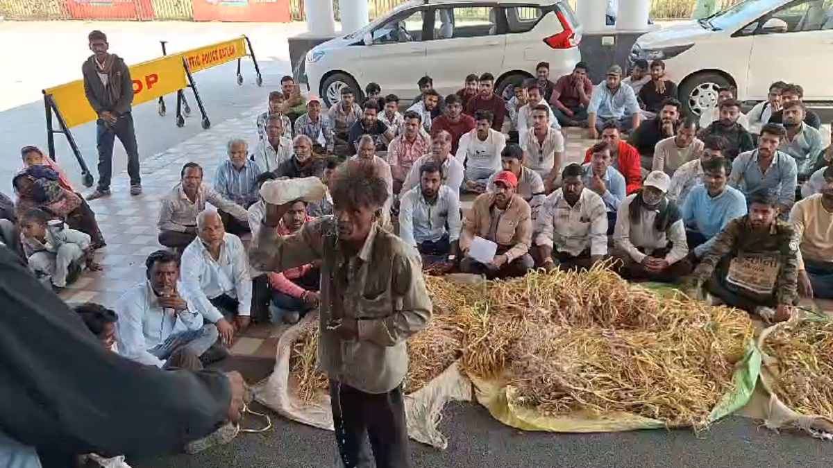 कलेक्ट्रेट में आत्मदाह की कोशिश: किसान ने उडे़ला केरोसिन, बोला- नहीं हो रही सुनवाई, जानें पूरा मामला