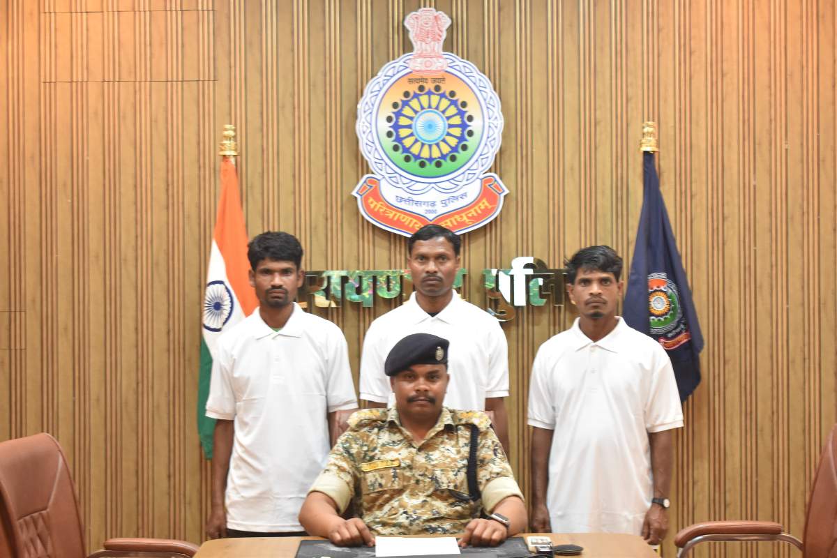 Naxalite Surrender : नारायणपुर पुलिस को मिली सफलता, जनताना सरकार के अध्यक्ष समेत तीन नक्सलियों ने किया सरेंडर