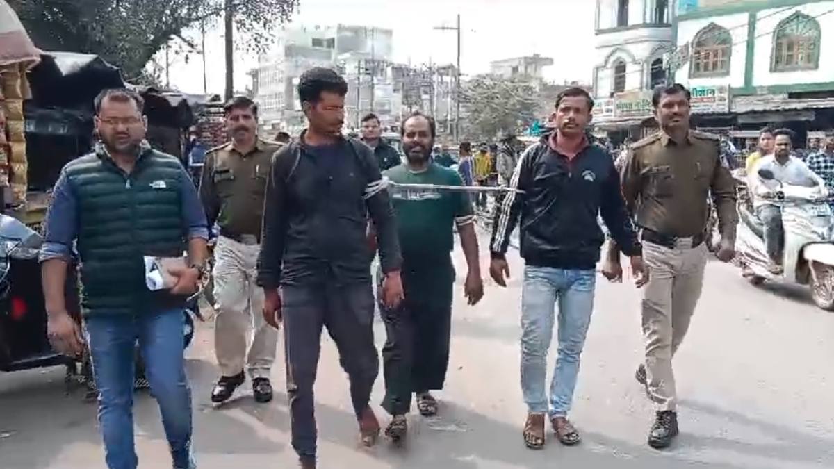 दुकानदारों की गुंडई तो देखिए…पहले 2 आरक्षक को पीटा, फिर पुलिस टीम पर किया पथराव, ये रही वजह