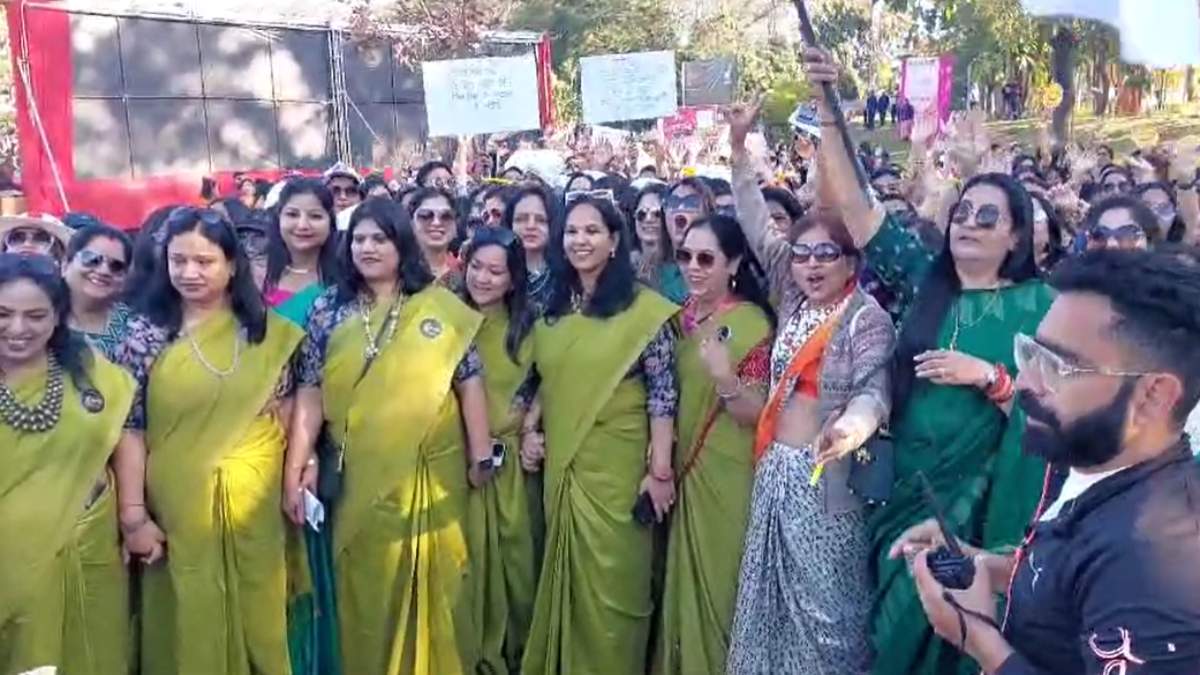 साड़ी वॉकथान में 5 हजार महिलाओं ने लिया भागः यात्रा निकाल भारतीय परिधान को बढ़ावा देने का दिया संदेश