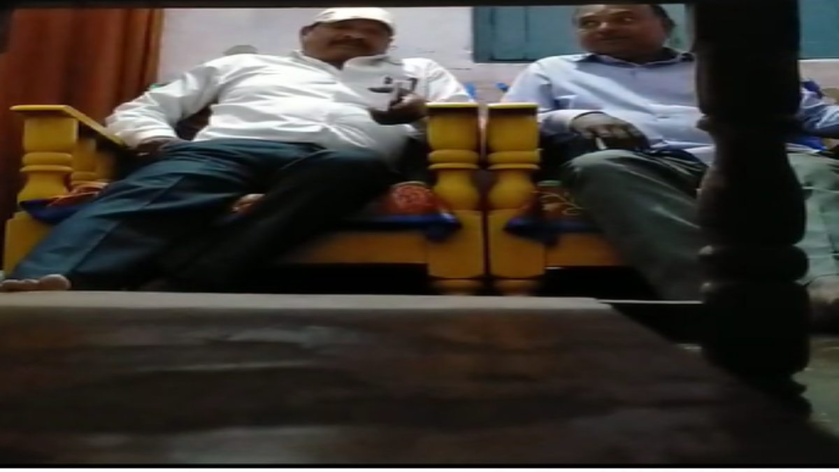 रिश्वत लेते SECL कर्मचारी का वीडियो वायरलः इस काम के लिए मांगी थी घूस, प्रबंधन ने दोनों का किया ट्रांसफर