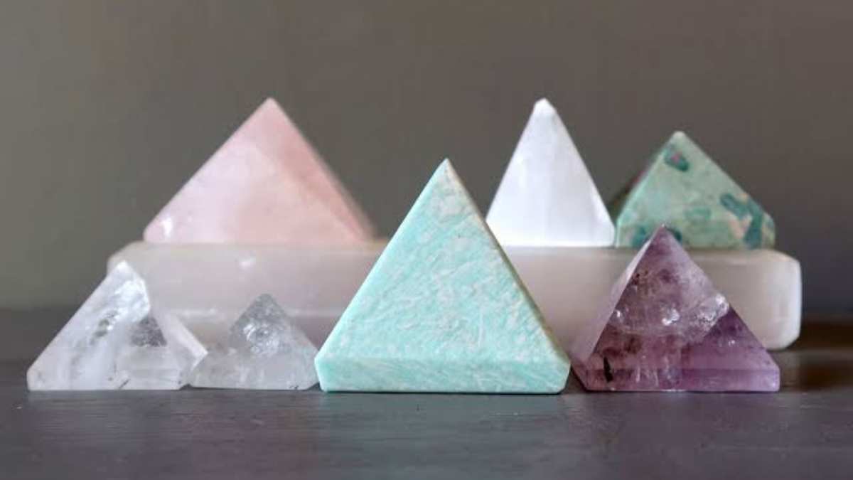 Crystal Pyramid Benefits: व्यापार स्थल पर क्रिस्टल पिरामिड रखने से कारोबार में होती है वृद्धि!
