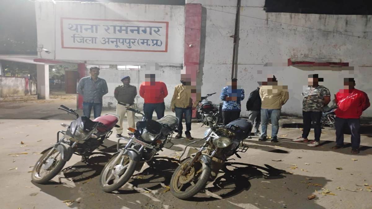 जुए के फड़ पर खाकी का छापा: पुलिस ने 7 जुआरियों को दबोचा, कैश समेत 2 लाख का माल जब्त