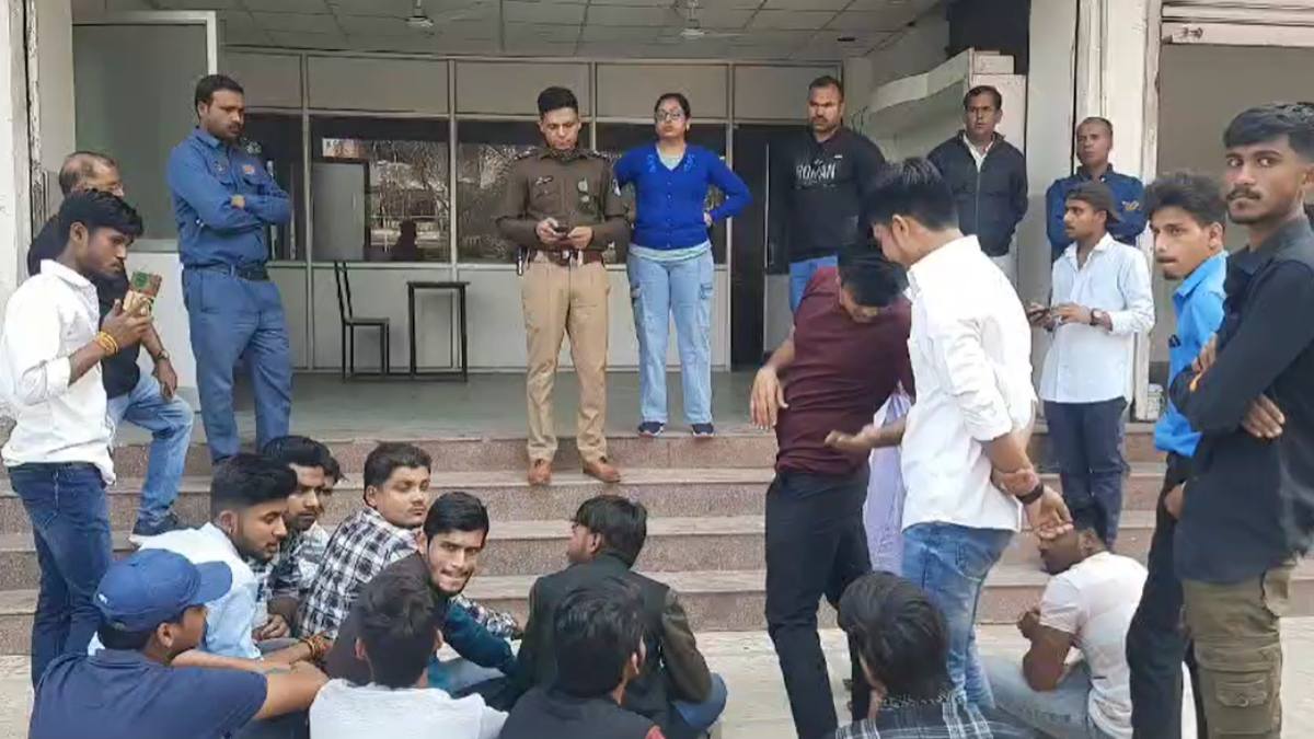 निजी कॉलेज का कारनामा: फीस नहीं देने पर 12 छात्रों को किया फेल, एनएसयूआई ने किया विरोध प्रदर्शन