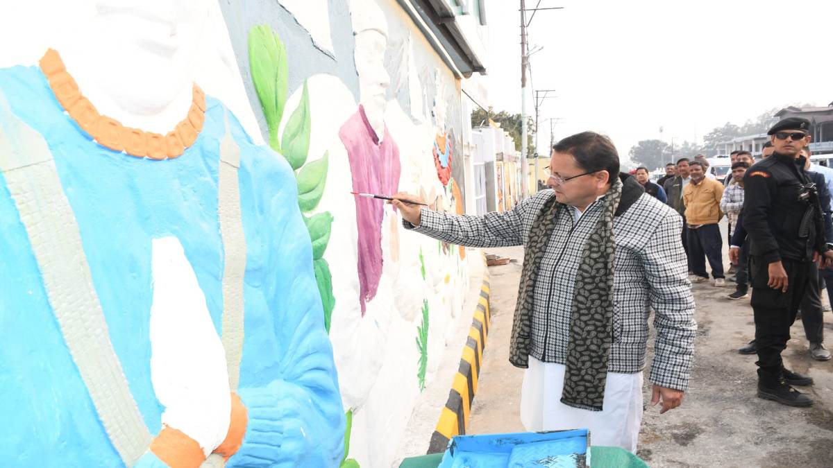 CM का एक अंदाज ऐसा भी…मुख्यमंत्री धामी ने की पेंटिंग, हल्द्वानी में हो रहे विकास कार्यों की सराहना की