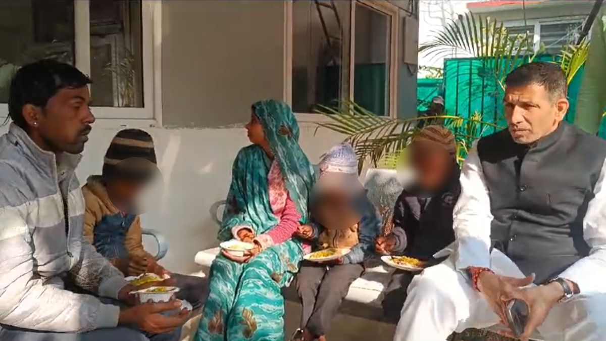 बड़ी खबरः जहर की शीशी लेकर PCC चीफ के बंगले पहुंचा आदिवासी परिवार, दबंगों ने घर पर कर लिया है कब्जा, कलेक्टर से बात कर जीतू ने न्याय का दिलाया भरोसा