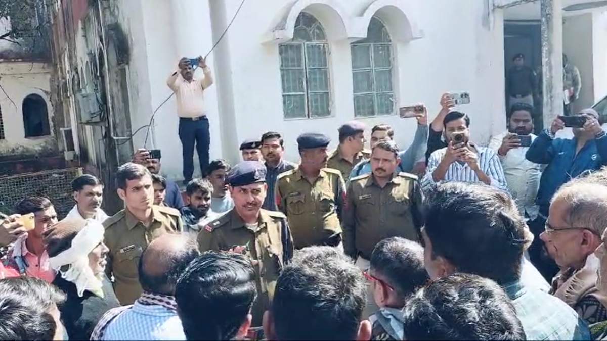 विवाहिता की संदिग्ध परिस्थितियों में मौतः परिजनों ने शव के साथ SP ऑफिस के सामने किया प्रदर्शन, ऐसे हुआ मामला शांत