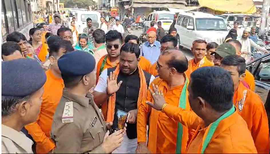 chhattisgarh nikay chunav 2025 : बिलासपुर में मतदान केंद्र के बाहर भाजपा समर्थकों का हंगामा, पुलिसकर्मियों से की बहस, रायगढ़ में तनाव की स्थिति, धमतरी में भी विवाद, देखें VIDEO…