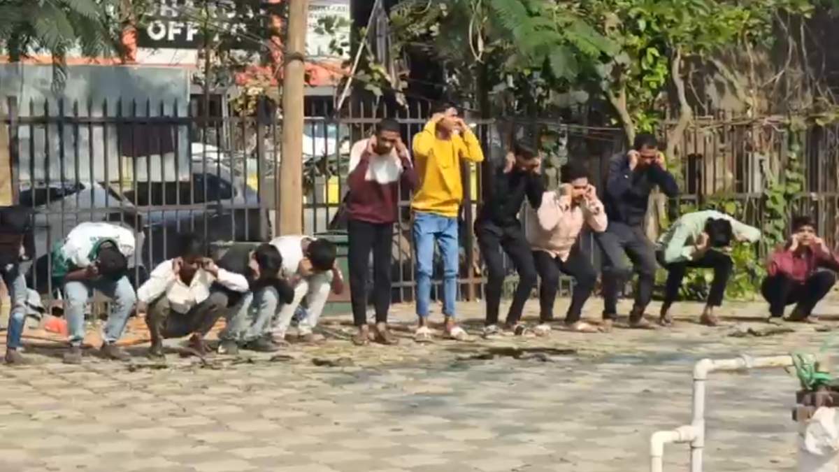 Raipur News: रायपुर पुलिस ने चाकूबाजों की निकाली हेकड़ी, उठक-बैठक कराकर शांति बनाए रखने की दी चेतावनी…