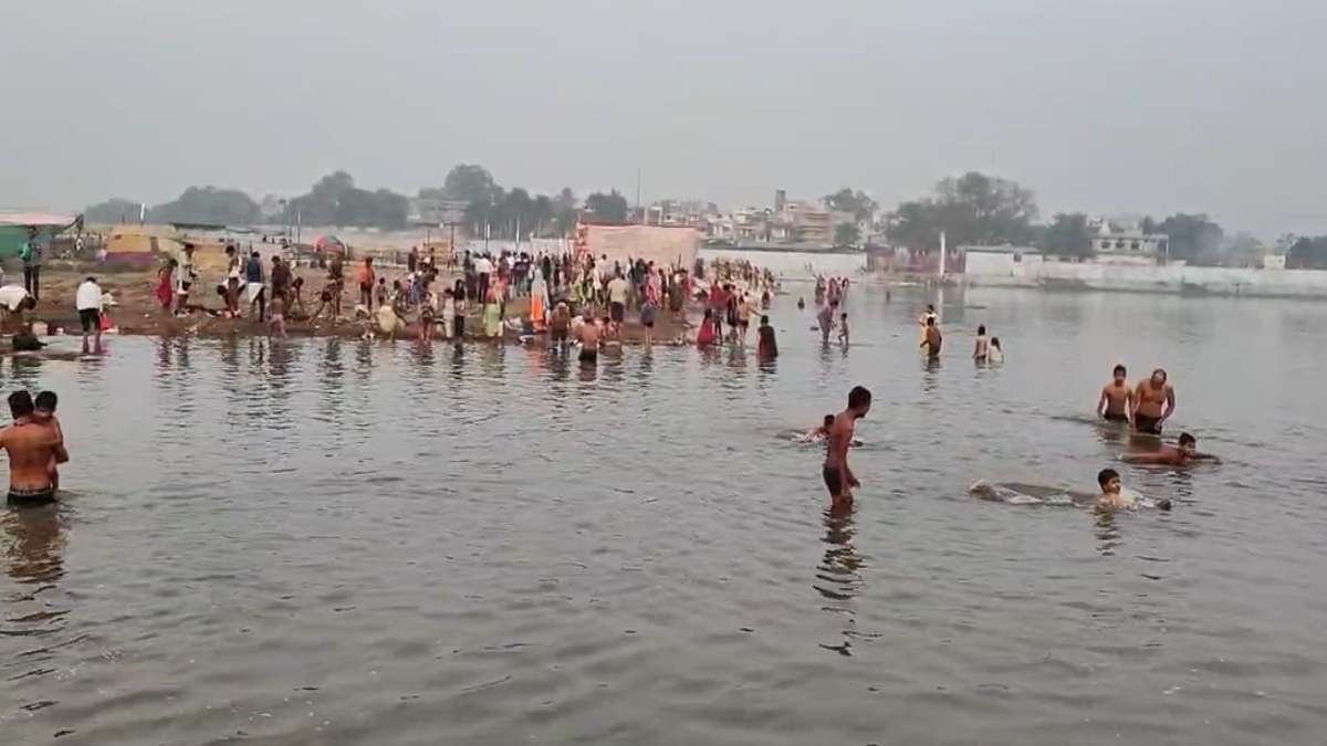 माघ पूर्णिमा पर त्रिवेणी संगम में भक्तों ने लगाई डुबकी : आज शाम राजिम कुंभ कल्प 2025 का होगा आगाज, पार्श्व गायिका मैथिली ठाकुर देंगी प्रस्तुति
