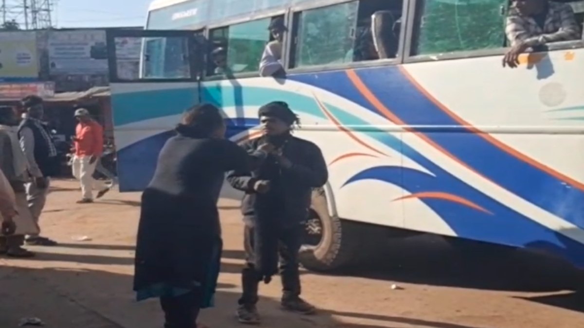 महिला ने मनचले को सिखाया सबक: छेड़छाड़ करने पर जमकर की पिटाई, देखें VIDEO