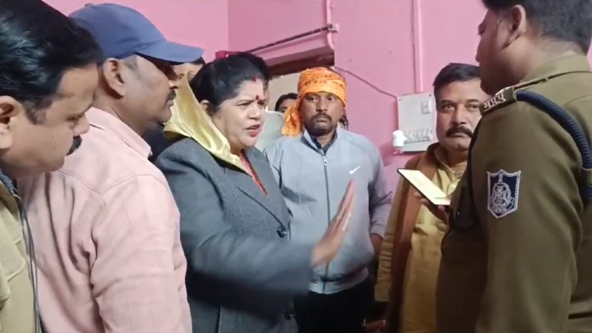 ‘FIR दर्ज करो तुम्हारी कोई नौकरी तो नहीं खाएगा’, पूर्व मंत्री इमरती ने पुलिस को दी धमकी, VIDEO वायरल