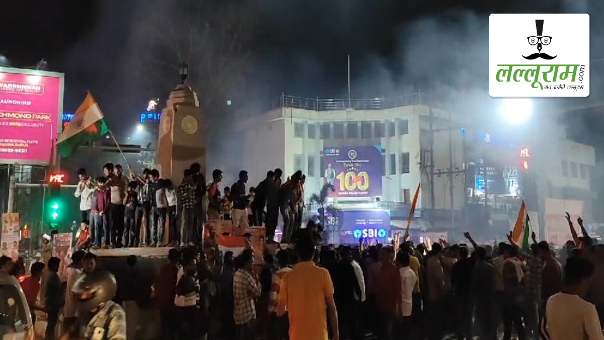 पाकिस्तान पर भारत की जीत का जश्न: रायपुर में जय स्तंभ चौक पर जुटी क्रिकेट प्रेमियों की भीड़, जमकर हुई आतिशबाजी