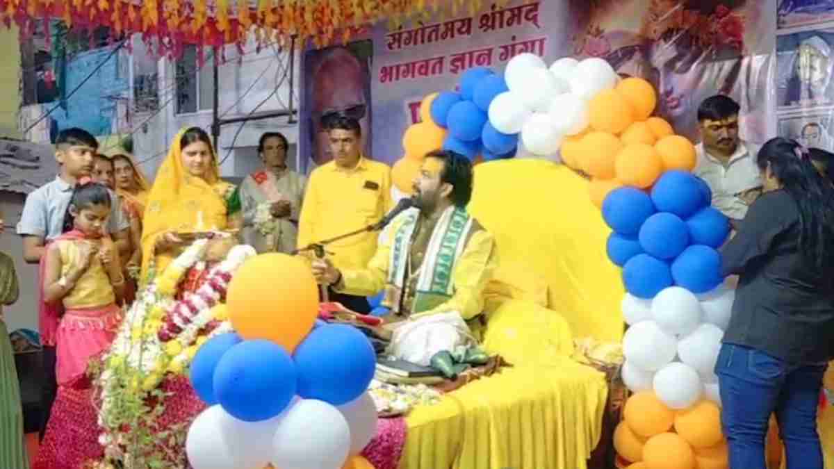 कथावाचक ने धीरेंद्र शास्त्री के समर्थन में भक्तों को दिलाई शपथ, कहा- प्रेम जाल में फंसा कर घरों को बर्बाद कर रहे विशेष वर्ग के लोग