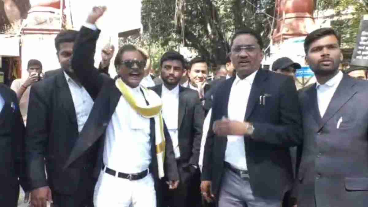 इंदौर में वकीलों का विरोध प्रदर्शन: केंद्र सरकार के इस फैसले को लेकर हुए लामबंद, कहा- इससे अधिवक्ताओं का अस्तित्व खत्म हो रहा