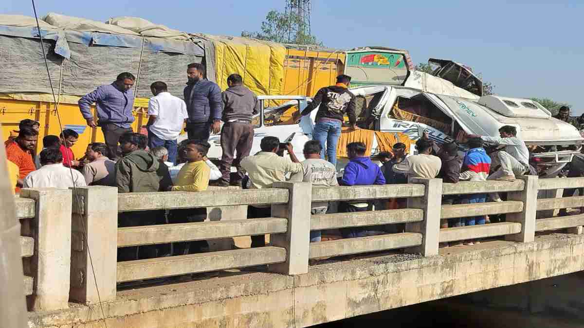 MP में दर्दनाक सड़क हादसा: महाकुंभ से लौट रही ट्रैवलर को ट्रक ने मारी टक्कर, 7 श्रद्धालुओं की मौत