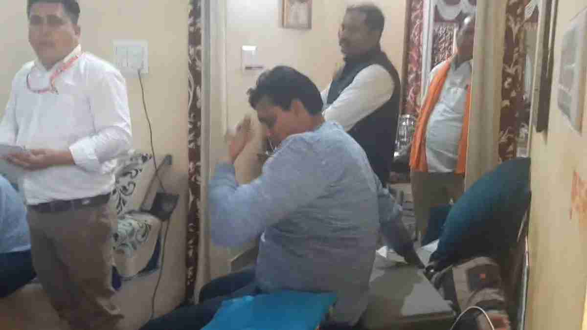 लोकायुक्त का छापा: सहायक शिक्षक के घर और फार्म हाउस पर टीम ने दी दबिश, आय से 100 प्रतिशत ज्यादा संपत्ति मिलने का अनुमान