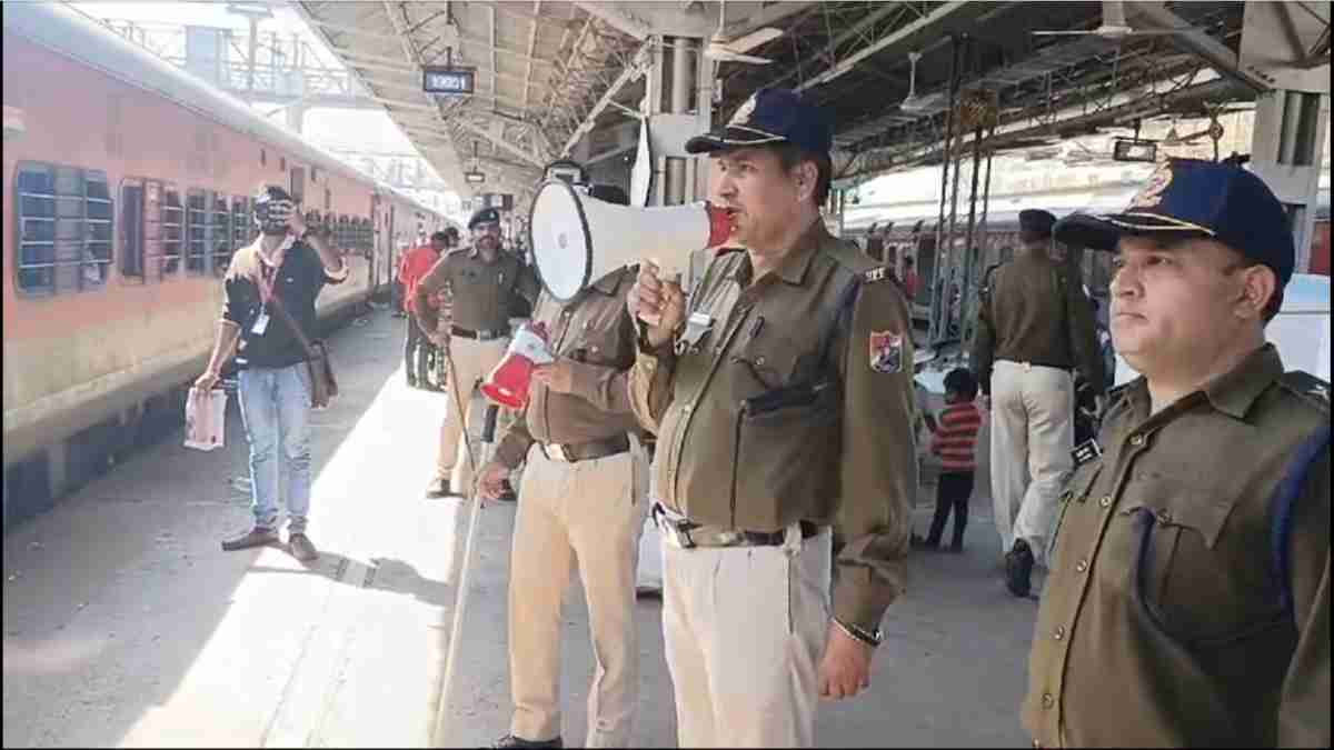 ‘जोखिम न उठाएं… दुर्घटना घट सकती है’, नई दिल्ली रेलवे स्टेशन में भगदड़ से जबलपुर में अलर्ट, पुलिस ने किया ये अनाउंसमेंट