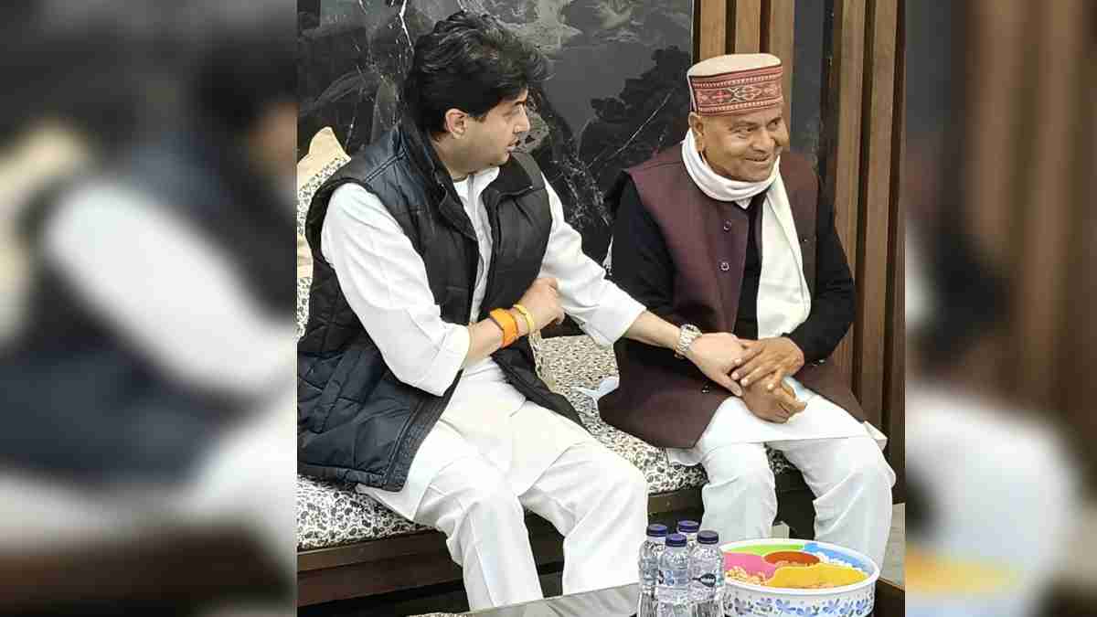 देर रात कांग्रेस नेता के घर पहुंचे सिंधिया: ऊर्जा मंत्री प्रद्युम्न सिंह तोमर भी थे मौजूद, बंद कमरे में हुई चर्चा ने बढ़ाई सियासी हलचल