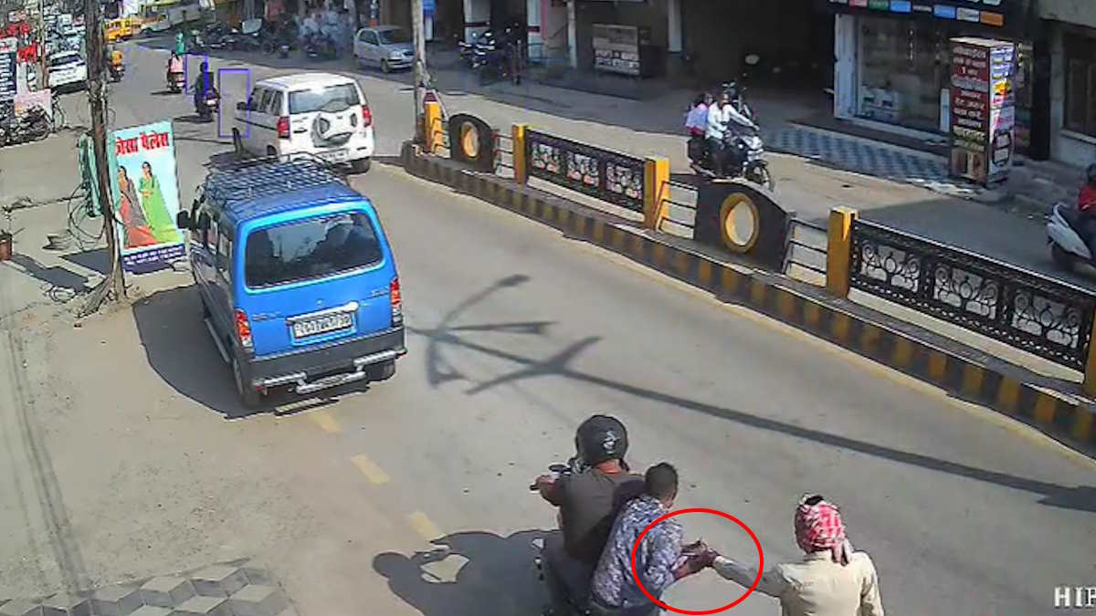 CG Crime : मेन रोड पर बुजुर्ग हुआ लूट का शिकार, बाइक सवार लुटेरों ने दिया अंजाम, देखिए वीडियो…