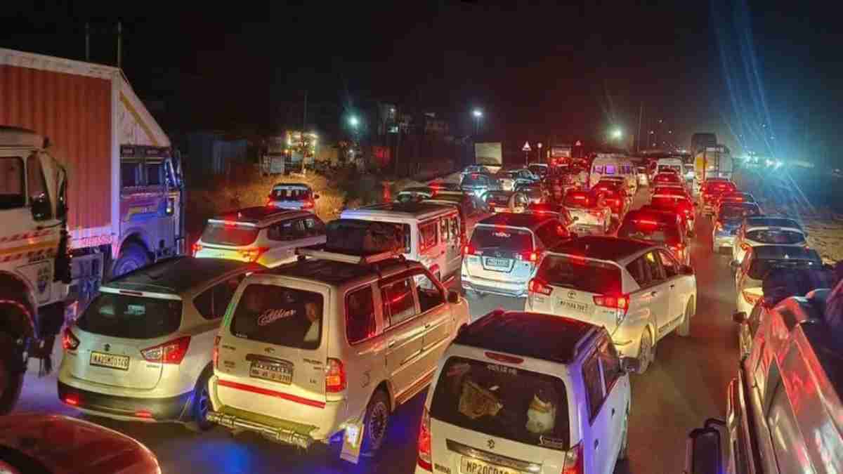 महाकुंभ में स्नान के लिए MP में जाम: रीवा में 16 किलोमीटर तक फंसी रही गाड़ियां, व्यवस्था संभालने में प्रशासन के छूटे पसीने