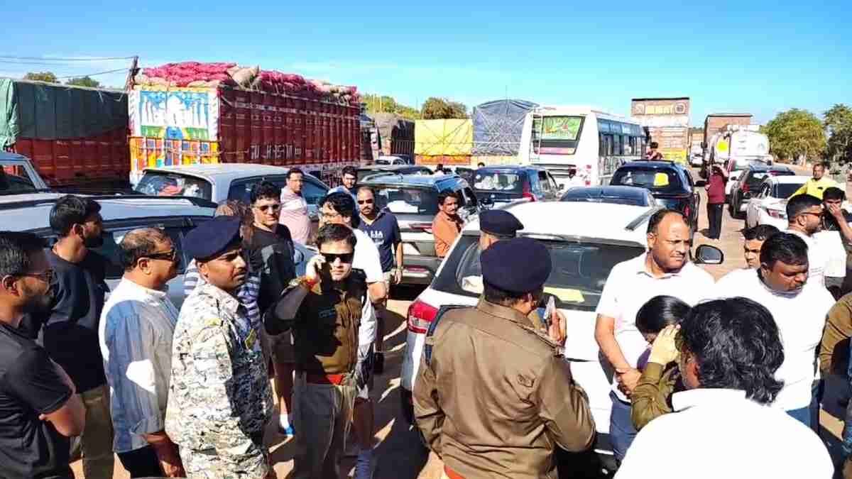 महाकुंभ में NO Entry से MP में त्राहिमाम: NH-30 पर देर रात से महाजाम, कटनी, सतना के यात्री घंटों फंसे, 1KM चलने में लग रहे 5 घंटे