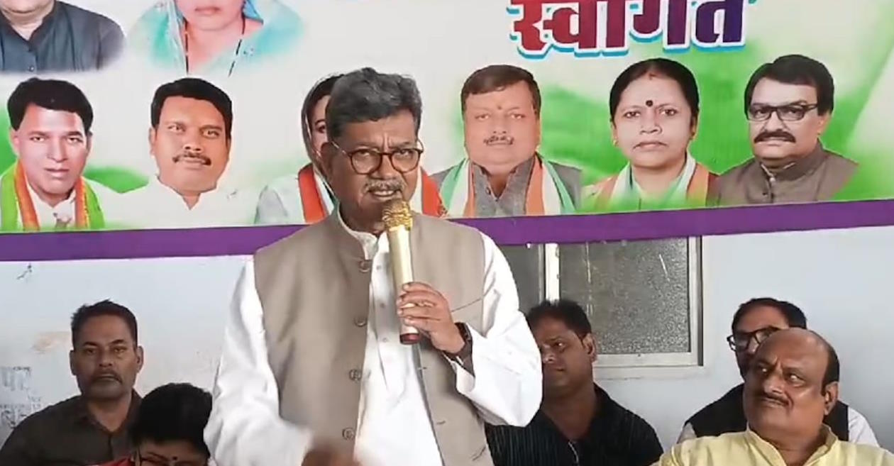 नेता प्रतिपक्ष चरण दास महंत का सनसनीखेज बयान, कहा- कोई कोयला, कबाड़, रेत तस्कर कांग्रेस मंत्री-सांसद को पैसा देने की बात कहे तो सरेआम मारना…