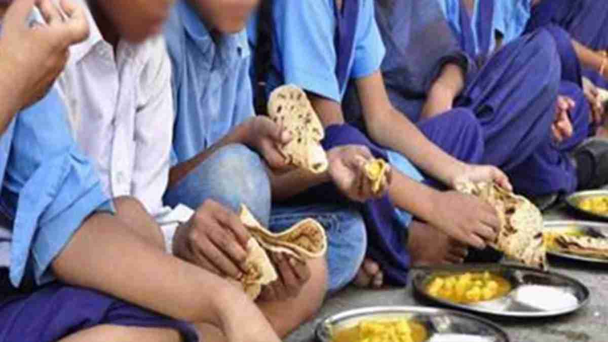 मिड डे मील योजना पर उठे सवाल: कांग्रेस का आरोप- मृत बच्चों के नाम पर फंड ले रही सरकार