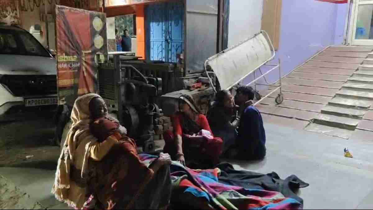 डिलीवरी के 2 घंटे बाद प्रसूता की मौत, इंजेक्शन लगाते ही तोड़ा दम, परिजनों ने अस्पताल के बाहर शव रखकर किया प्रदर्शन