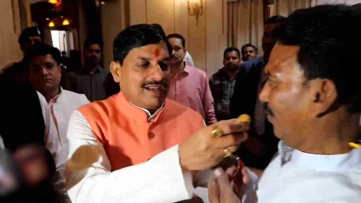 ‘AAP-बाप जैसी पार्टी की असलियत…’, दिल्ली चुनाव में BJP की बढ़त पर CM डॉ. मोहन ने खिलाई मिठाई, कहा- टुकड़े-टुकड़े गैंग की हार