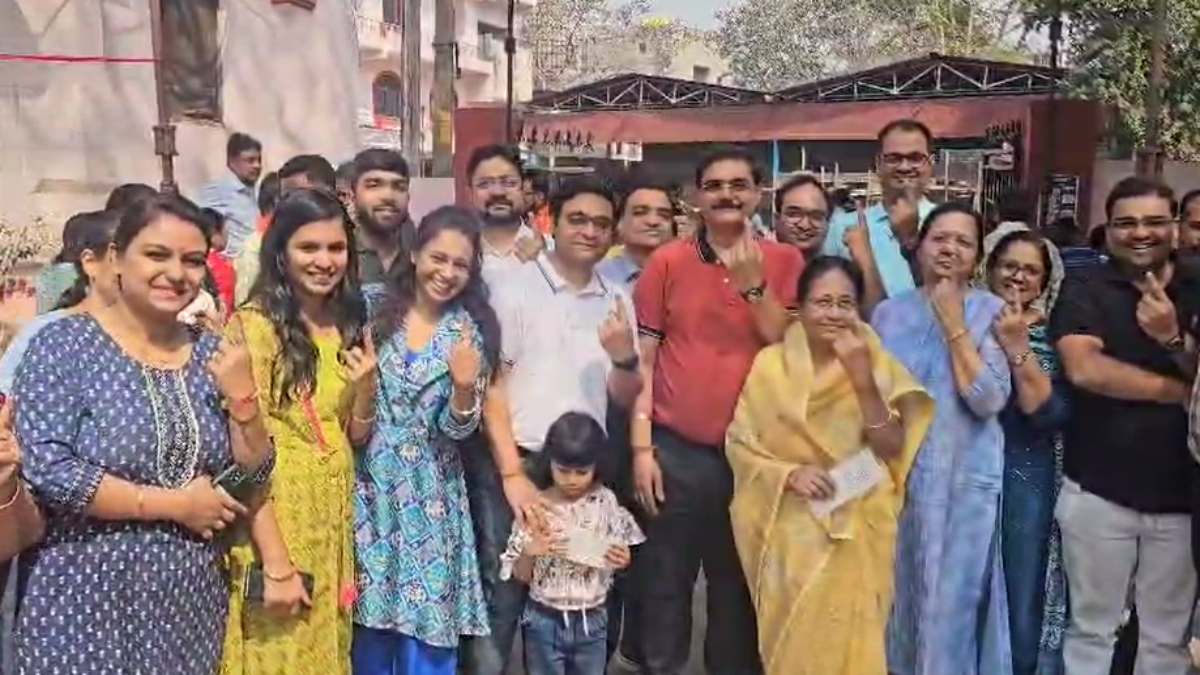 लोकतंत्र की खूबसूरत तस्वीर : तीन पीढ़ियों के 28 सदस्यों ने किया मतदान, लोगों से की वोट करने की अपील