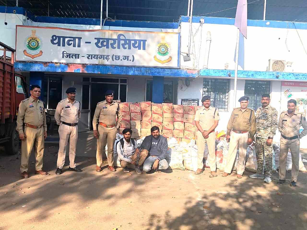 CG Crime : पुलिस से बचकर भागने के चक्कर में पलटा शराब से भरा कंटेनर, 94 लाख की अवैध मदिरा जब्त, 2 तस्कर गिरफ्तार   
