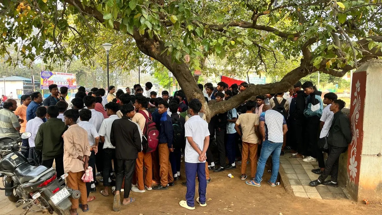 मयूरभंज : 116 छात्र 22 किलोमीटर पैदल चलकर कलेक्टर से मिलने पहुंचे, जानें क्या है मामला