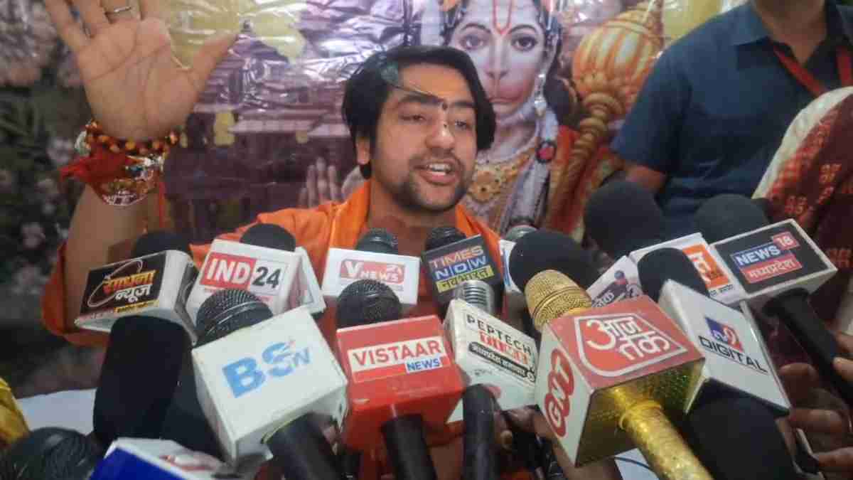 बागेश्वर धाम में बनेगा कैंसर हॉस्पिटल: पंडित धीरेंद्र शास्त्री ने PM मोदी को दिया भूमिपूजन का निमंत्रण, ‘मोक्ष’ वाले बयान पर कह दी ये बड़ी बात
