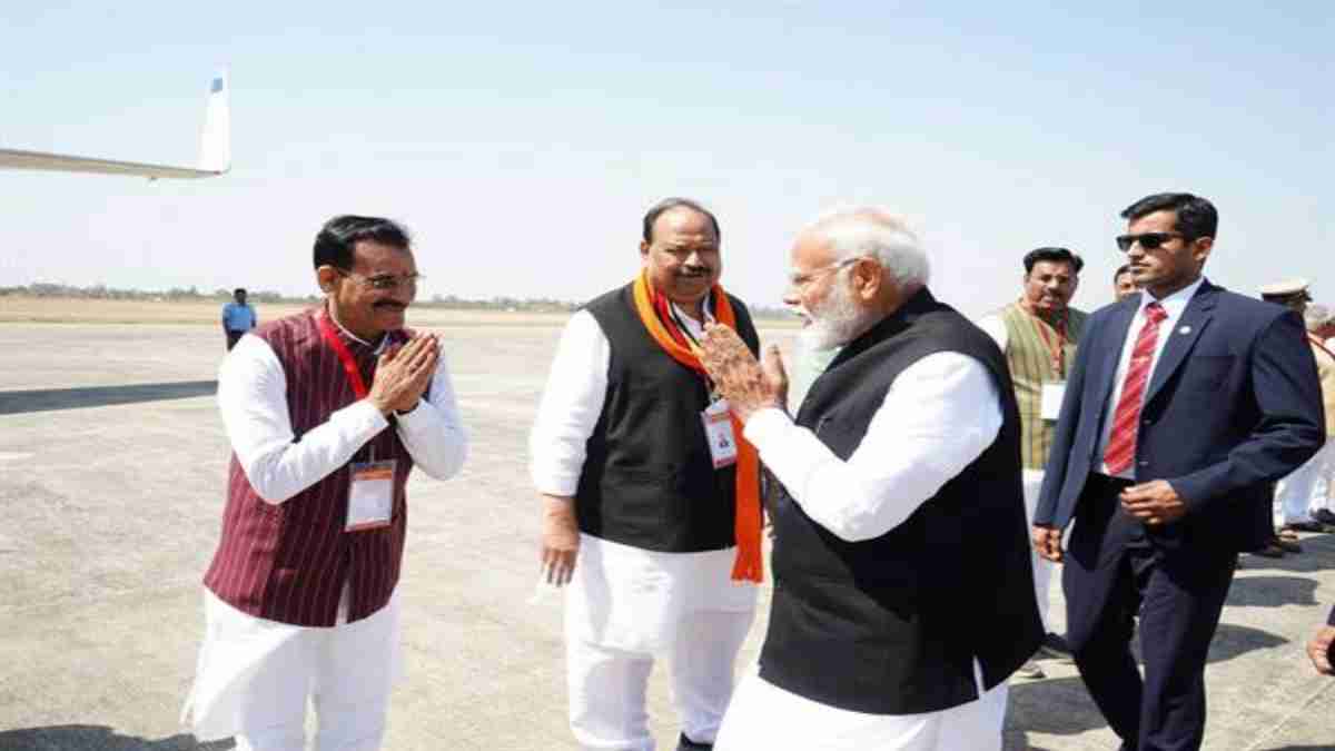 दो दिवसीय MP यात्रा के बाद बिहार पहुंचे PM मोदी, राजा भोज एयरपोर्ट पर VD शर्मा समेत मंत्रियों ने दी विदाई