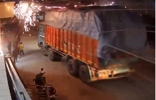 जालंधर में ओवरलोड ट्रक ने गिराया बिजली का खंभा, बड़ा हादसा टला
