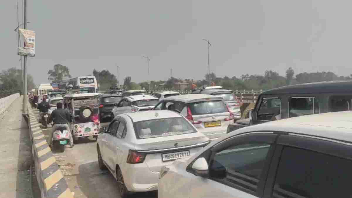 महाकुंभ में दिखा वीकेंड का असर: MP-UP बॉर्डर पर 15KM लंबा जाम, अफसर बोले- हर घंटे पहुंच रही 2 हजार गाड़ियां