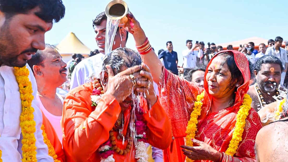 छत्तीसगढ़वासियों की खुशहाली की कामना लिए मुख्यमंत्री विष्णु देव साय ने सपत्नीक लगाई त्रिवेणी संगम में डुबकी…