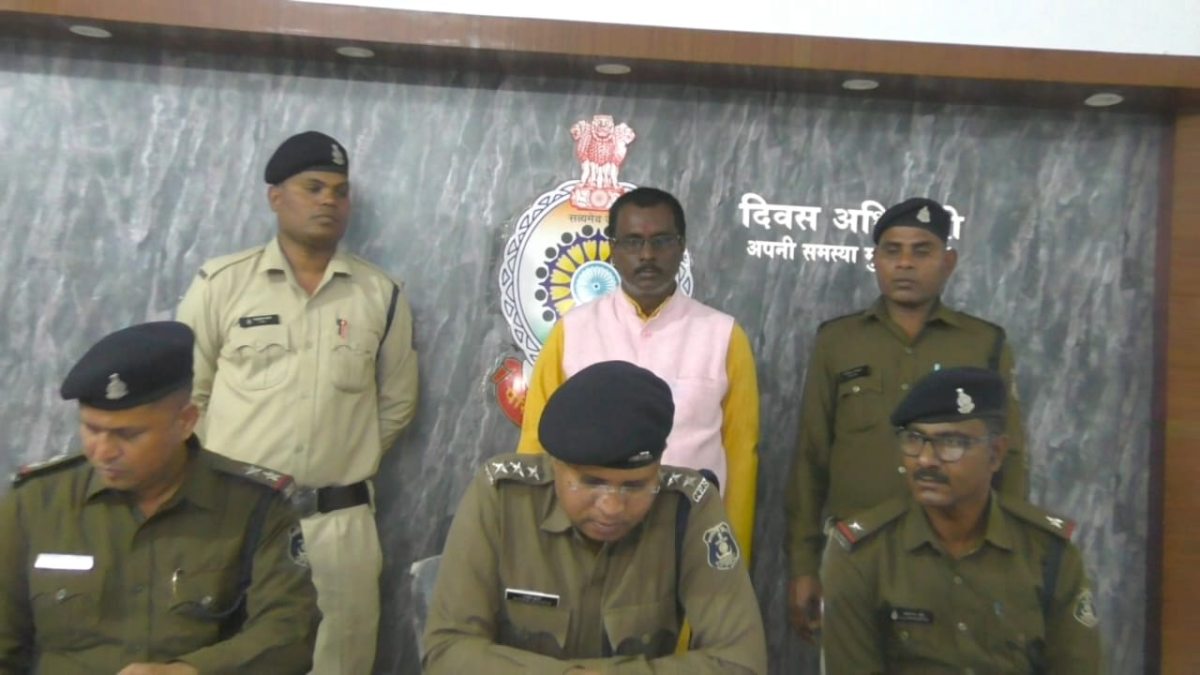 CG Crime: राखड़ पाटने फर्जी दस्तावेज तैयार करने वाला मास्टरमाइंड गिरफ्तार, कलेक्टर और खनिज अधिकारी की नकली सील-साइन से बनाए थे दस्तावेज