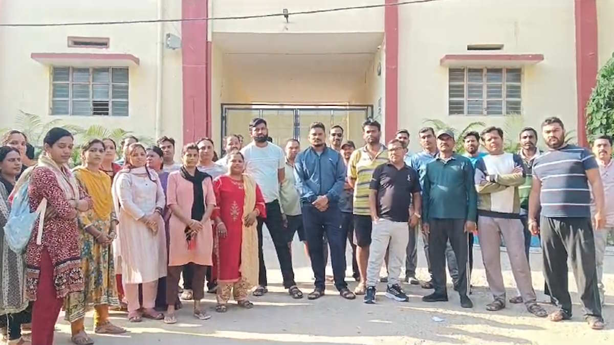 टॉयलेट में विस्फोट : सेंट पेलोटी स्कूल के सामने प्रदर्शन कर रहे पालक, न प्रिंसिपल सामने आ रहे, न डायरेक्टर…