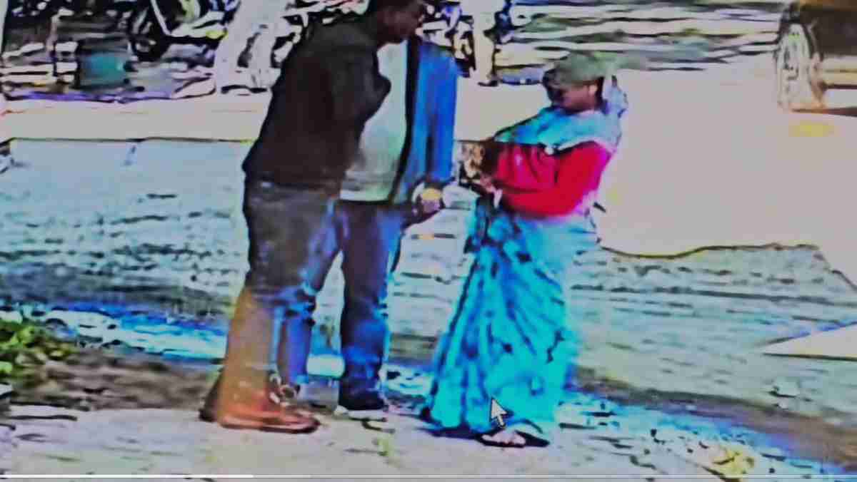 बीच सड़क महिला को किया हिप्नोटाइज, खुद उतारकर बदमाशों को सौंप दिए जेवर, फिर बोली- मुझे कुछ याद नहीं, Video