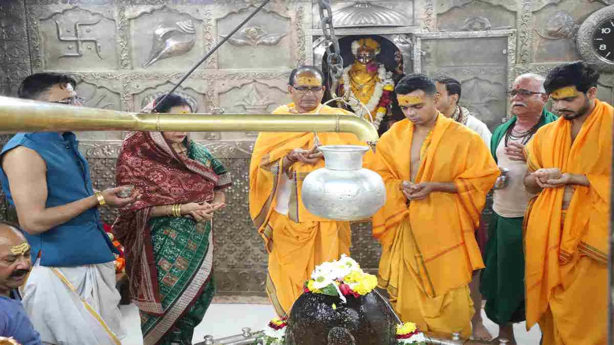 महाकाल के दर पर ‘शिवराज’: परिवार संग लगाई हाजिरी, भोलेनाथ को दिया बेटे की शादी का निमंत्रण