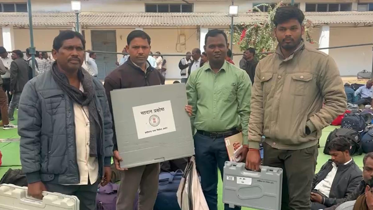 नगरीय निकाय चुनाव : शहर सरकार के लिए कल बड़ा दिन, कड़ी सुरक्षा के बीच ईवीएम लेकर मतदान दल हो रहे रवाना