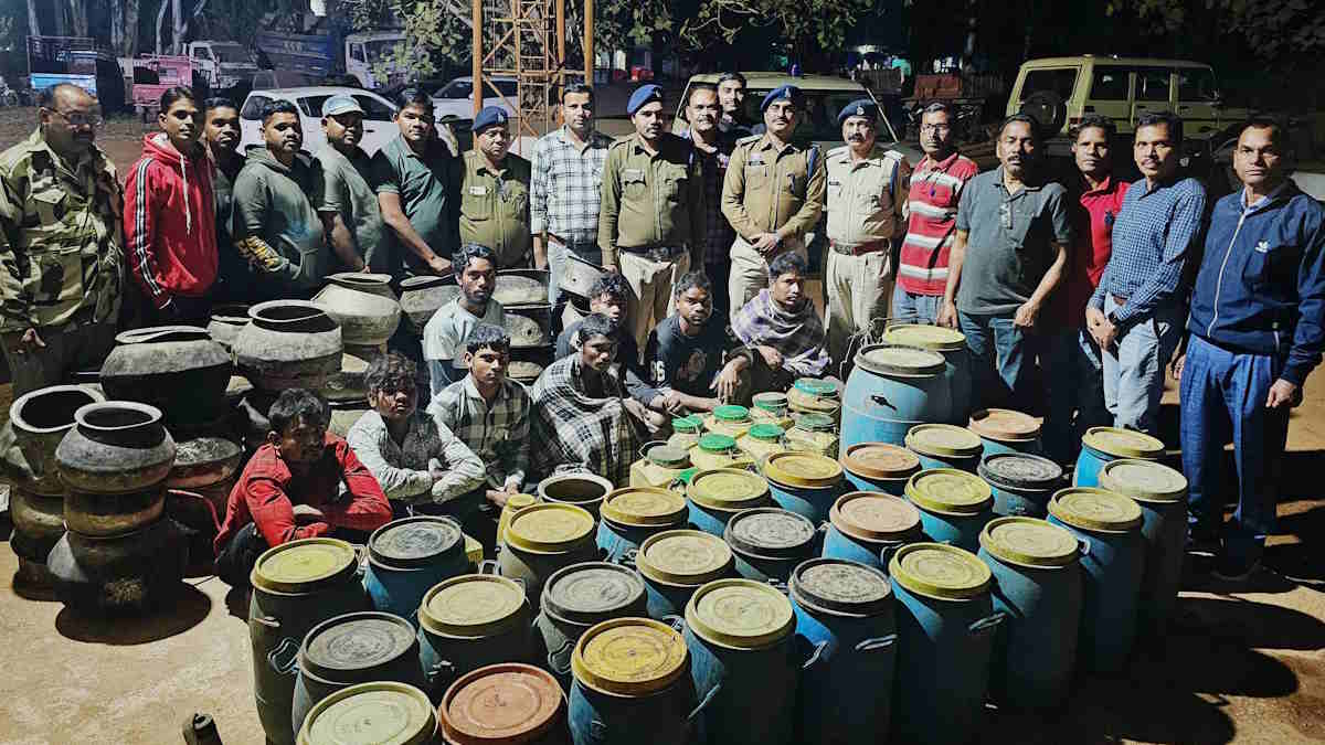 चुनाव के लिए नदी किनारे बनाई जा रही थी कच्ची महुआ शराब, मजदूर बनकर पुलिस ने दी दबिश, जखीरा देख उड़े होश…