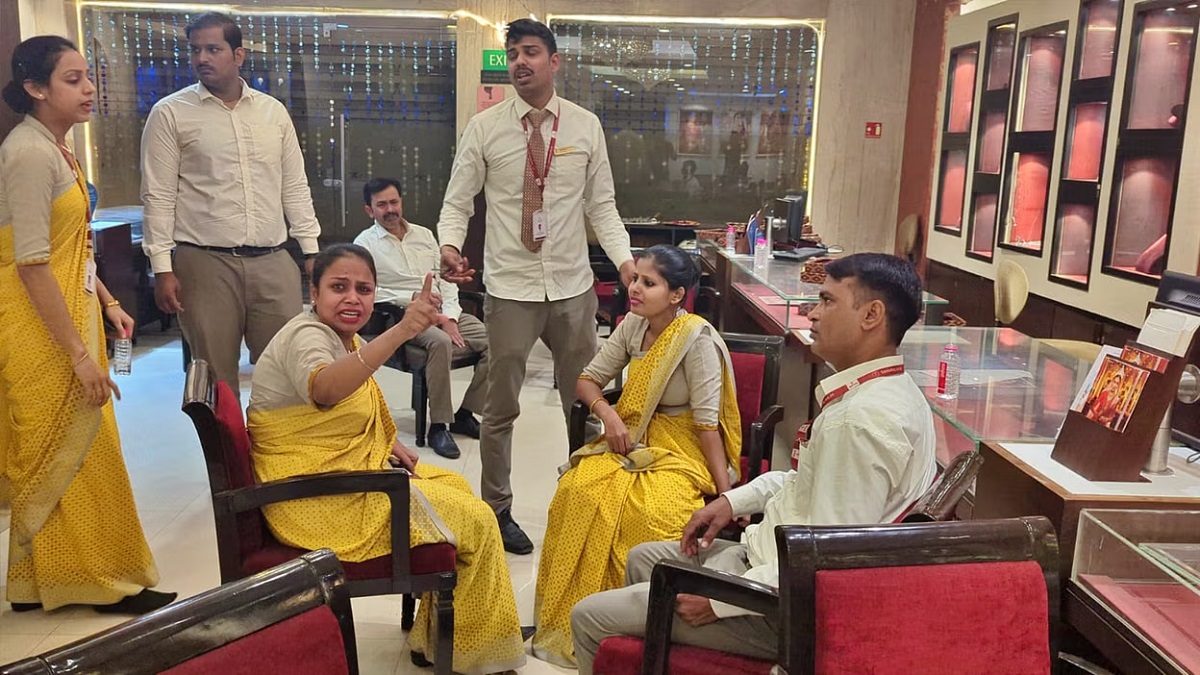 आरा में तनिष्क शोरूम से 25 करोड़ की बड़ी लूट, सूचना मिलने के बाद भी नहीं पहुंची पुलिस, लुटेरों ने स्टॉफ को बंदी बनाकर फिल्मी स्टाइल में दिया घटना को अंजाम